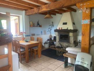 Sala de estar con chimenea